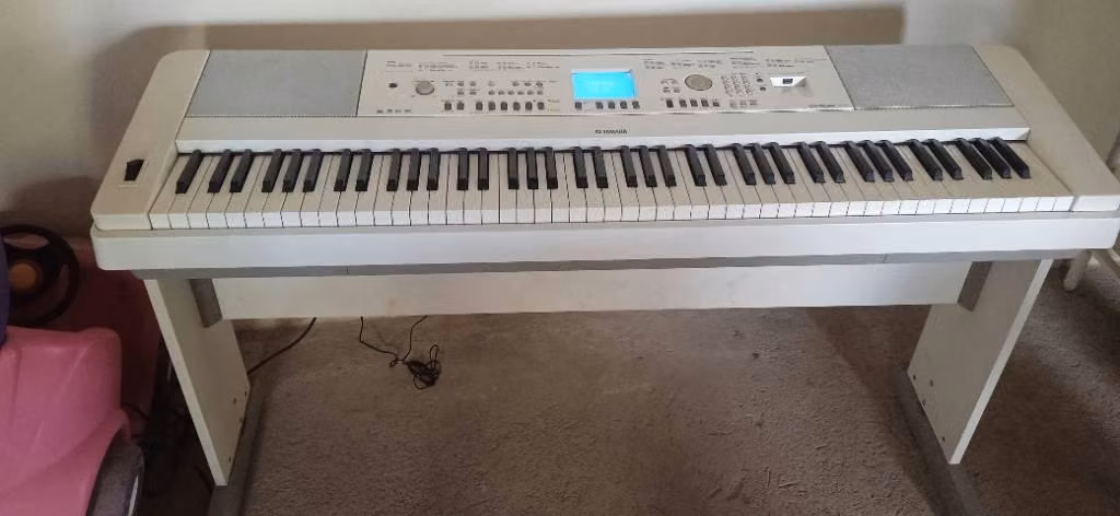 Piano Yamaha DGX 650 White