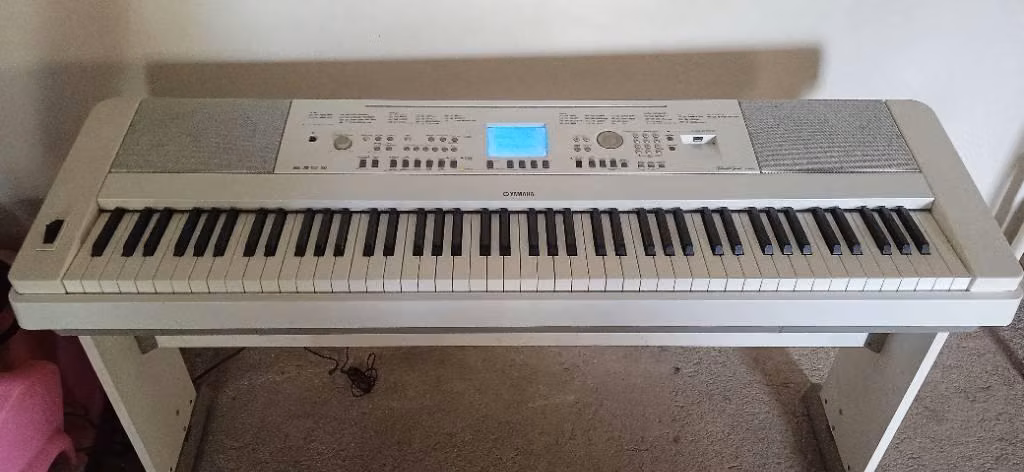 Piano Yamaha DGX 650 White
