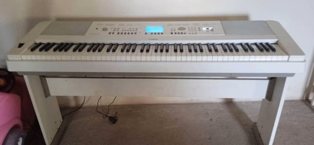 Piano Yamaha DGX 650 White