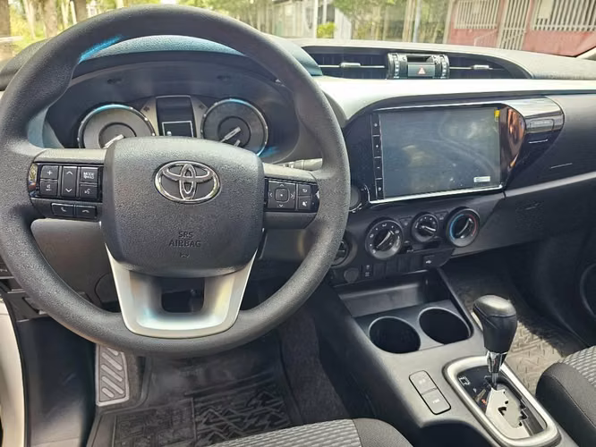 Toyota Hilux Sr automática 2026