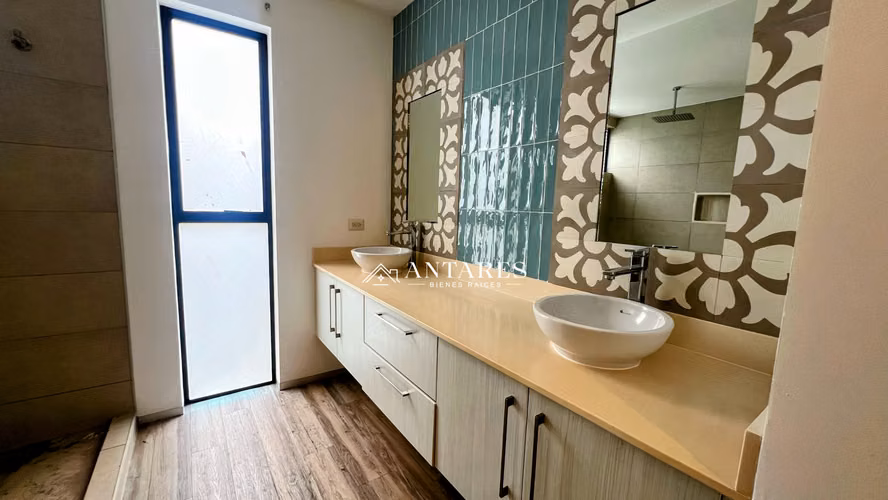 Preciosa Casa con línea blanca en condominio - Imagen 12