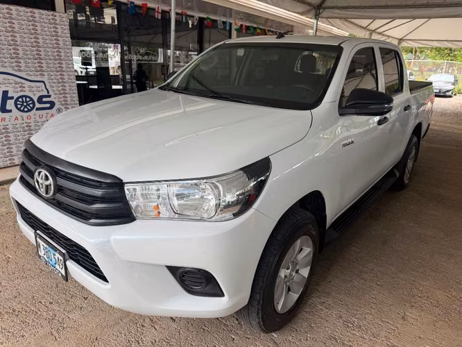 TOYOTA HILUX AÑO 2023
