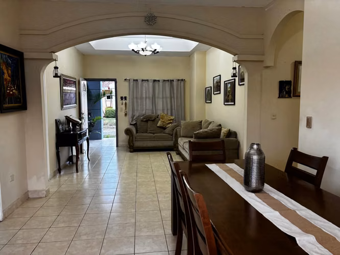 Casa Amueblada con Piscina en Villas Carolina | Renta US$1,200 | Venta US$190,000 - Imagen 14