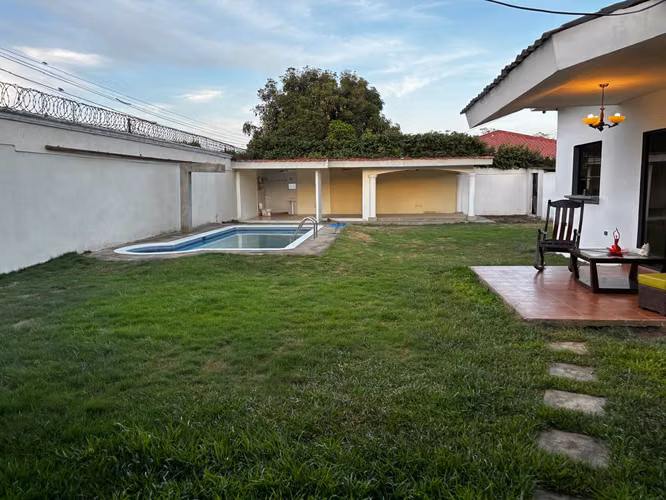 Casa Amueblada con Piscina en Villas Carolina | Renta US$1,200 | Venta US$190,000 - Imagen 8