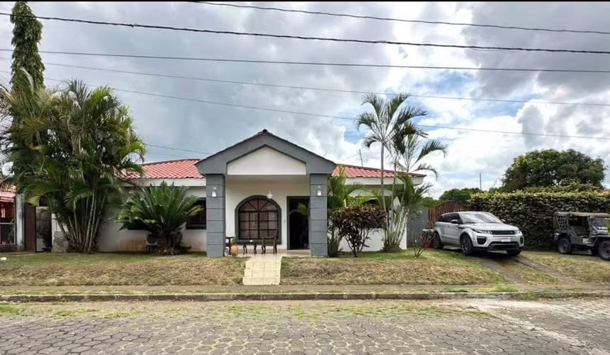 Casa Amueblada con Piscina en Villas Carolina | Renta US$1,200 | Venta US$190,000 - Imagen 2