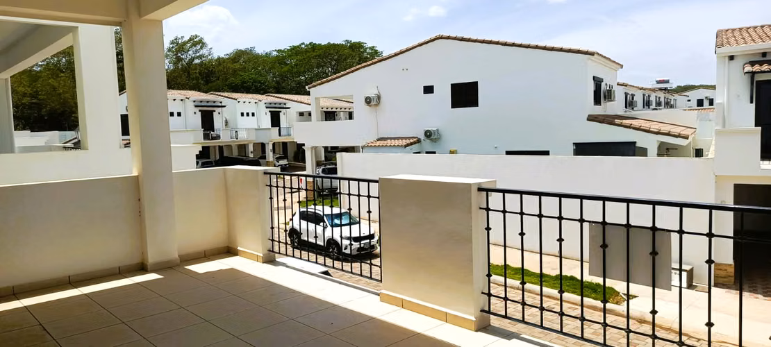 EM-Renta propiedad Estreno dos plantas, Condominio El Cortijo de la Sierra - Imagen 4