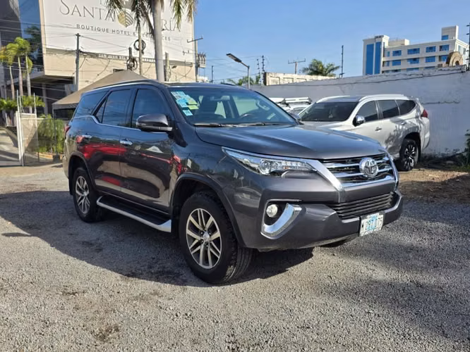 TOYOTA FORTUNER 2018 AUTOMÁTICA 4x4 - Imagen 2