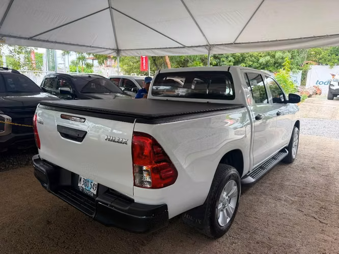 Toyota Hilux año 2023 - Imagen 3