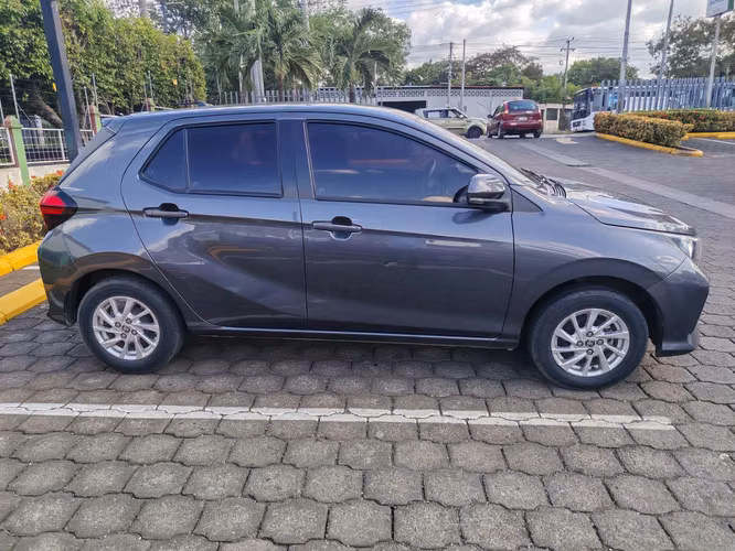 Toyoya Agya 2024 automatico color Gris - Imagen 4