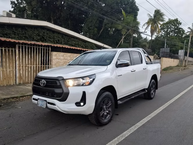 Toyota Hilux SR 4X4 Automática año 2023 - Imagen 2