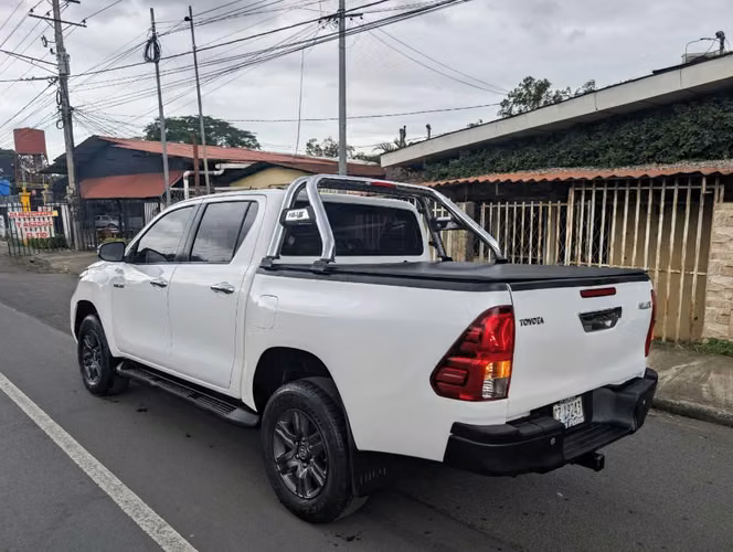 Toyota Hilux SR 4X4 Automática año 2023 - Imagen 4