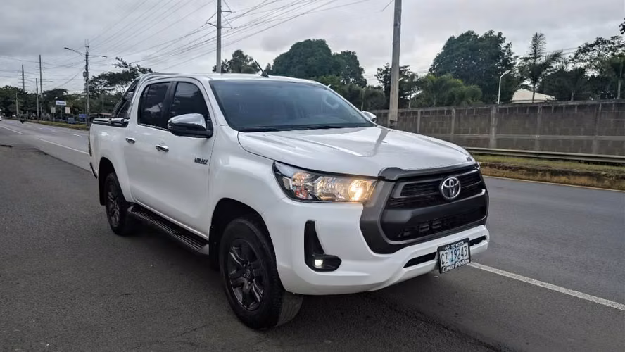 Toyota Hilux SR 4X4 Automática año 2023