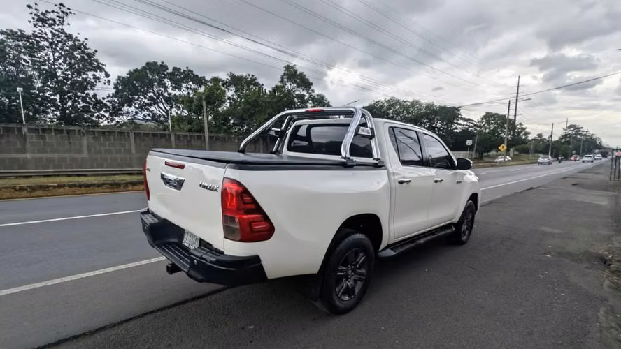 Toyota Hilux SR 4X4 Automática año 2023 - Imagen 3