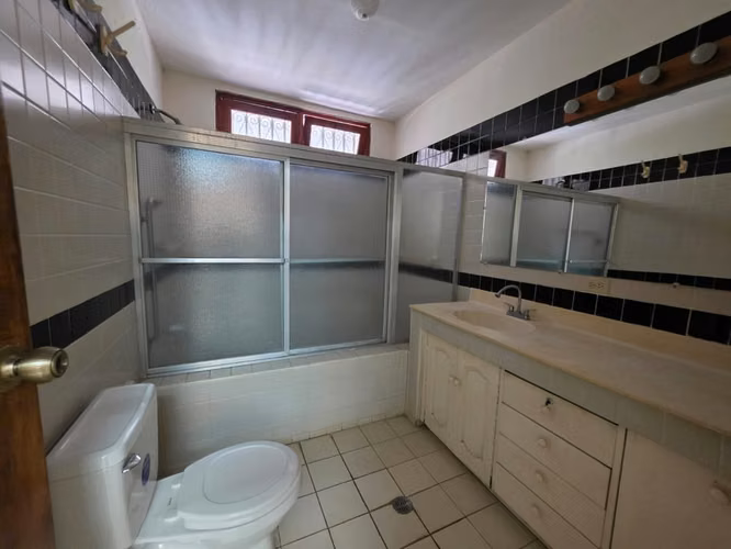 AG, SE VENDE CASA EN REPARTO SAN JUAN EN MANAGUA