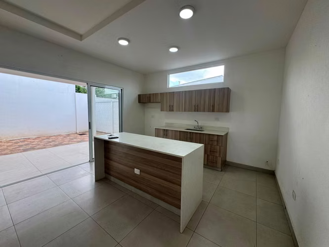 CASA ESQUINERA EN RENTA – QUINTAS DEL PRADO | CARRETERA A MASAYA KM 12 - Imagen 10