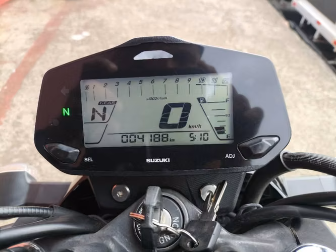 Suzuki Gixxer 160 carburada año 2026