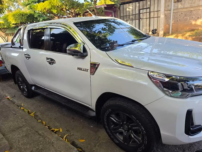Vendo Hilux SRV 2024 Automatica - Imagen 2
