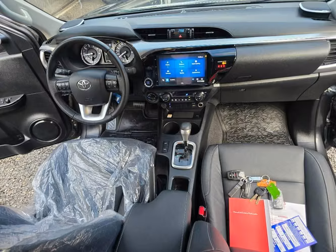 VENDO BELLESA DE TOYOTA HILUX REVO SRX LA MAS FULL 2025 - Imagen 5