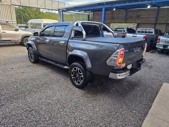 VENDO BELLESA DE TOYOTA HILUX REVO SRX LA MAS FULL 2025 - Imagen 6
