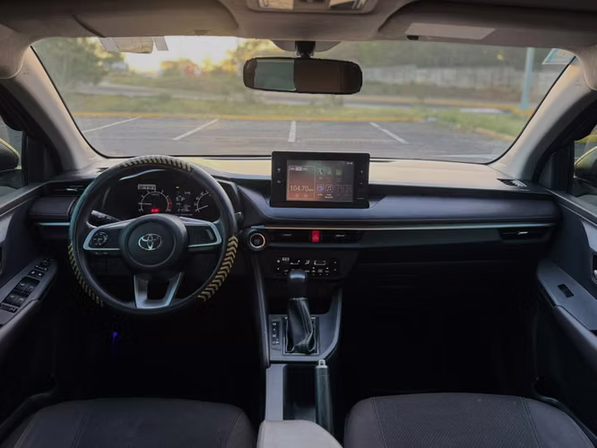 TOYOTA YARIS E 2025 - AUTOMATICO - Imagen 5