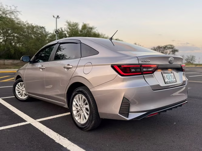 TOYOTA YARIS E 2025 - AUTOMATICO - Imagen 3