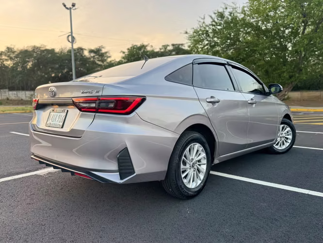 TOYOTA YARIS E 2025 - AUTOMATICO - Imagen 4