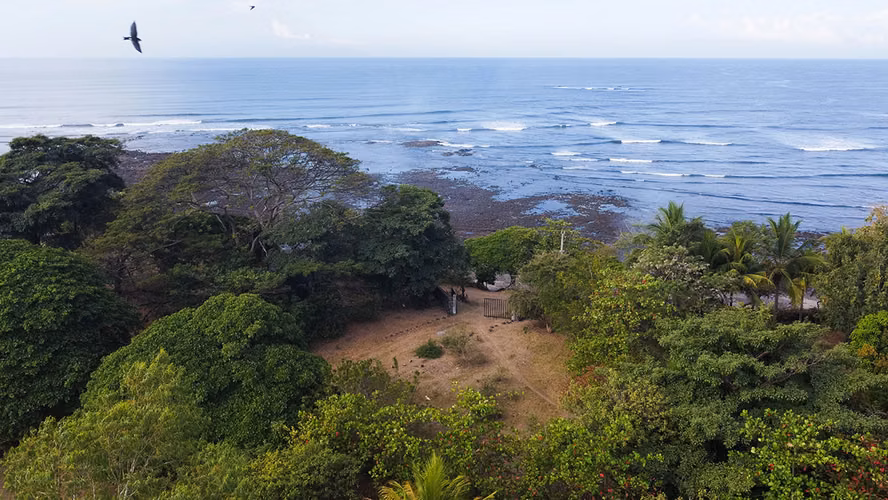 Beachfront, 6 acres titled property with small house. - Imagen 2