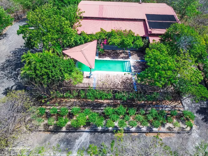 Spacious 4 bedroom beachfront hill property - Imagen 2