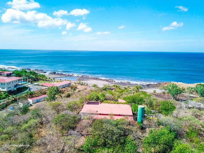 Spacious 4 bedroom beachfront hill property - Imagen 4