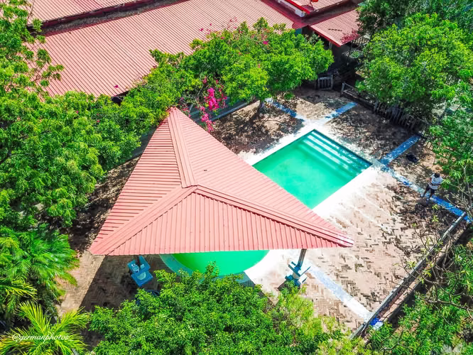 Spacious 4 bedroom beachfront hill property - Imagen 3