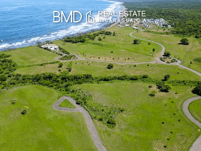 Terreno esquinero de 1,000 varas² ubicado en Gran Pacífica Golf & Resort BMD
