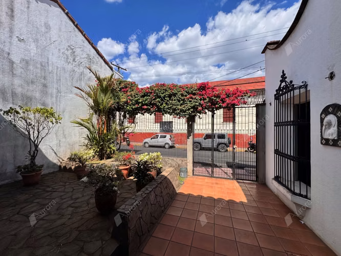 Versatile Investment Property in Downtown Le n   Ideal for Home or Business - Imagen 3