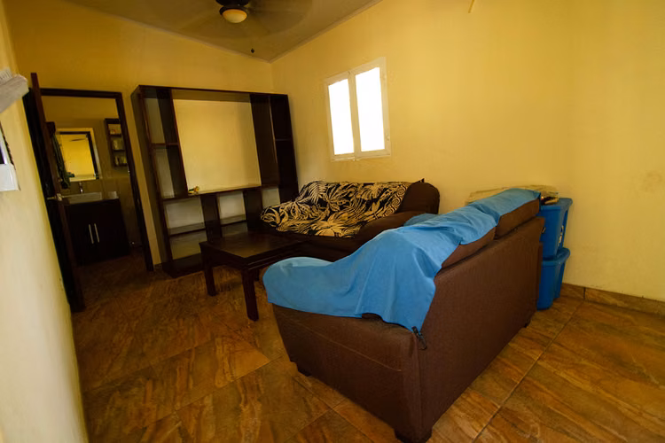 Beachfront, 6 acres titled property with small house. - Imagen 4