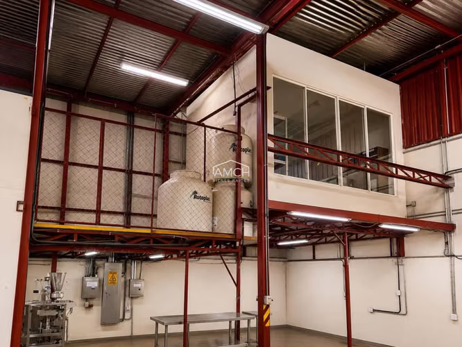 AM-Se Renta Propiedad Comercial con Bodega, Apta para Fábrica o Centro de Operaciones - Imagen 4