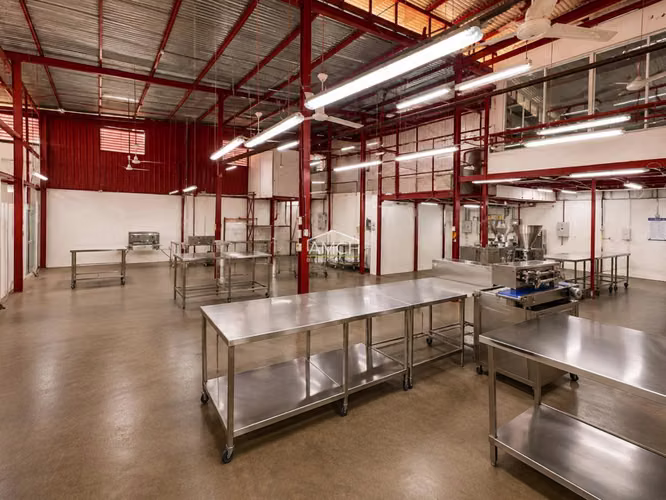 AM-Se Renta Propiedad Comercial con Bodega, Apta para Fábrica o Centro de Operaciones - Imagen 5