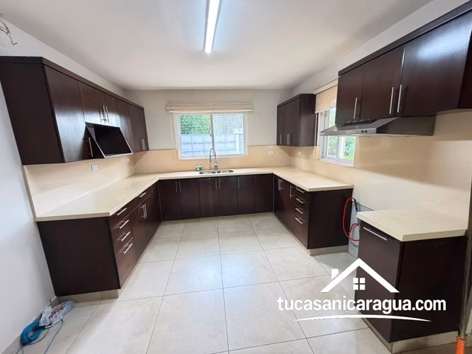 Se Renta Casa Con Piscina de 4 habitaciones + baños - Imagen 3