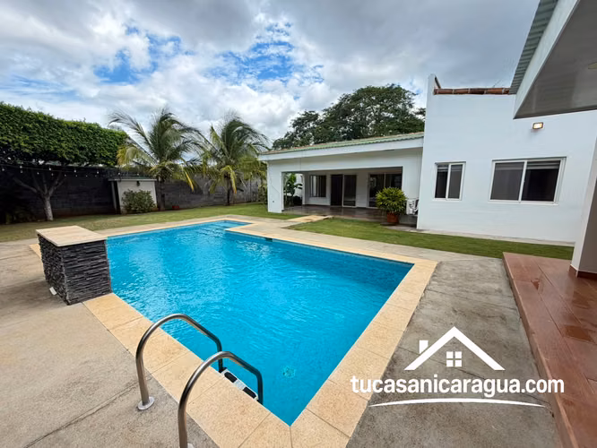 Se Renta Casa Con Piscina de 4 habitaciones + baños