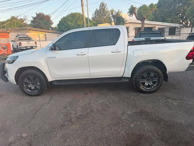 Toyota Hilux 2025 automatica version intermedia - Imagen 6