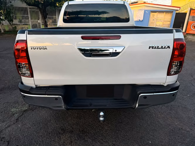 Toyota Hilux 2025 automatica version intermedia - Imagen 2