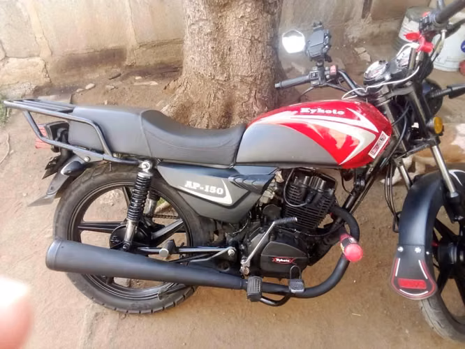 Motocicleta Kyhoto