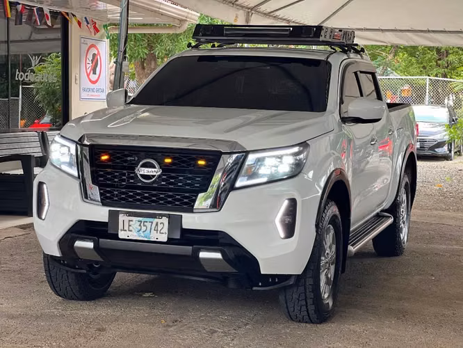 NISSAN NP300 FRONTIER SE AÑO 2022 - Imagen 2