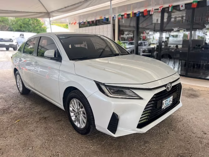 TOYOTA YARIS AÑO 2023