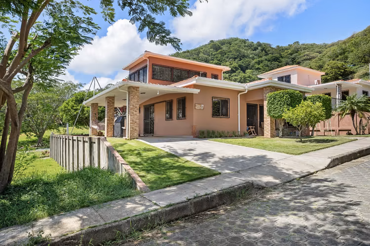 Family Home with Private Pool for Sale in San Juan del Sur, Nicaragua - Imagen 3