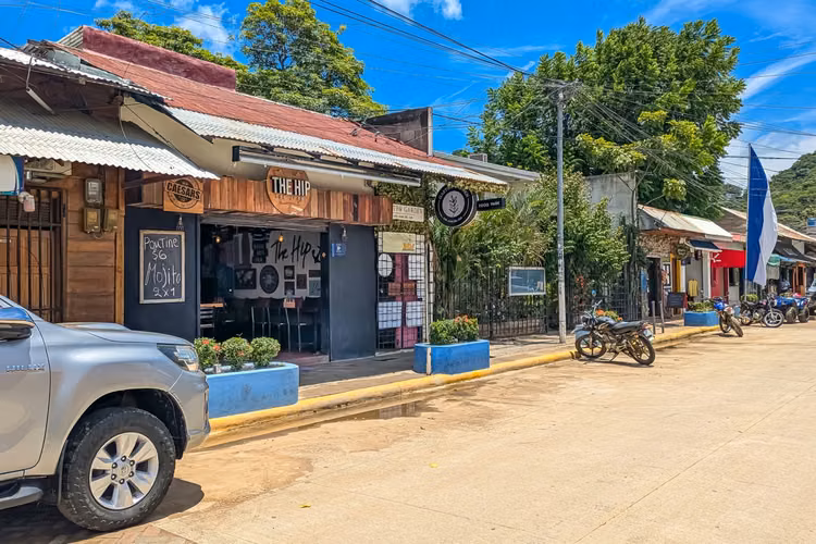 Invest in a successful Canadian inspired bar in San Juan Del Sur. - Imagen 3