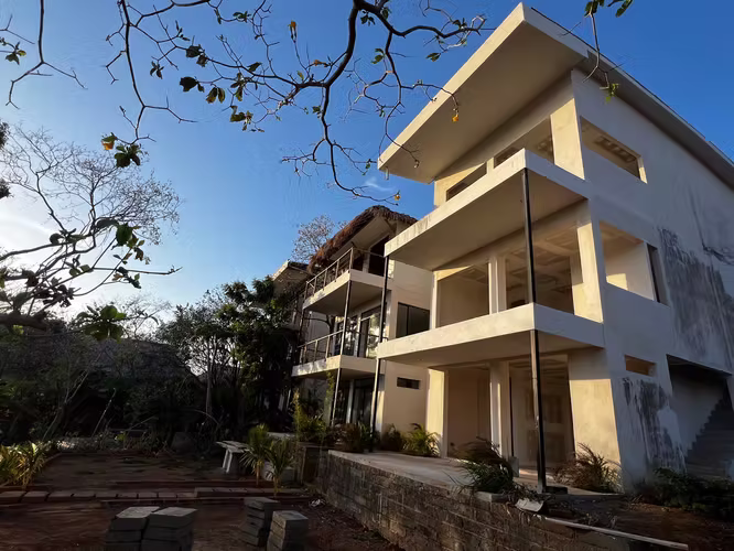 Partially Finished Apartment Building with Incredible Rental Potential - Imagen 2