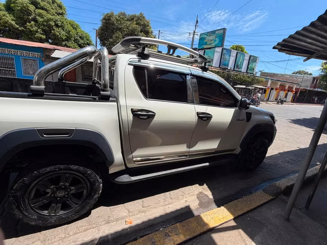 vendo toyota hilux 2022 automatica - Imagen 2