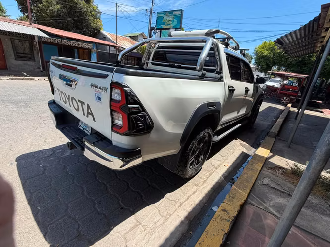 vendo toyota hilux 2022 automatica - Imagen 5