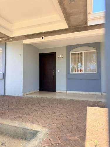 Casa Moderna en Condominio Privado con Acabados Premium y Amplios Espacios - Imagen 2