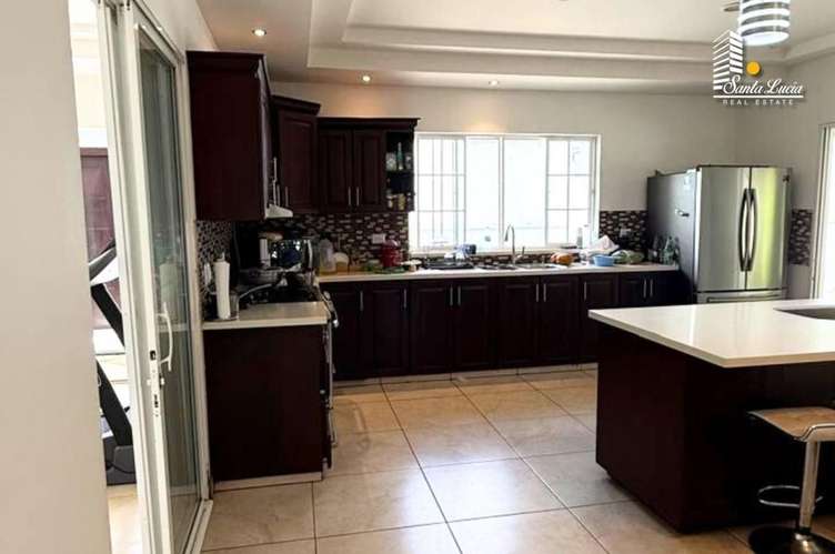 Casa Moderna en Condominio Privado con Acabados Premium y Amplios Espacios - Imagen 4