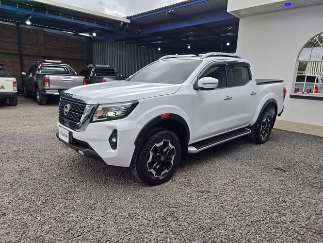 Vendo bella nissan np300 la mas full año 2025 automatica